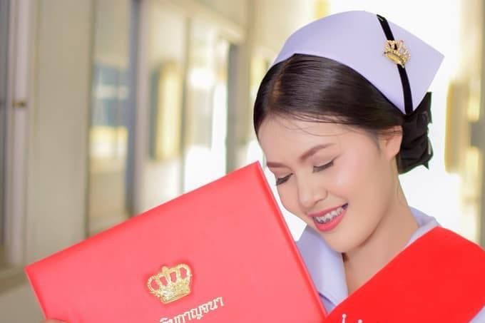 จบมา ชุดขาว มีหมวกขีดข้าง!!